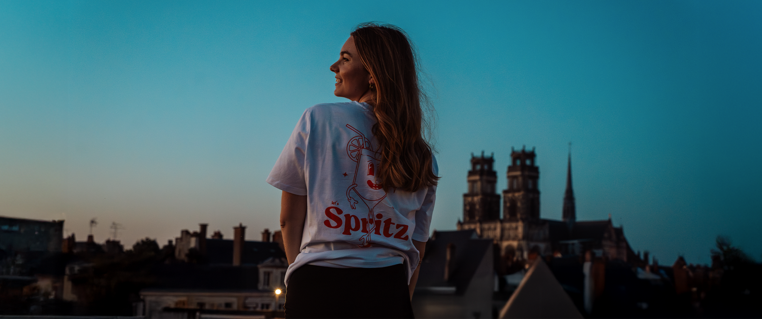 Personnes portant des t-shirts cocktail